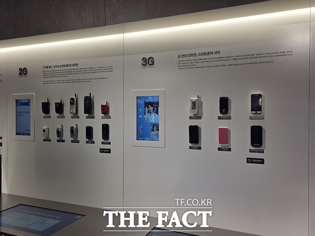 지난 22일 서울 광화문 KT사옥 KT 온마루 전시관 벽면에 1세데부터 4세대까지 세대별 휴대전화 모델들이 전시돼 있다. /종로=우지수 기자