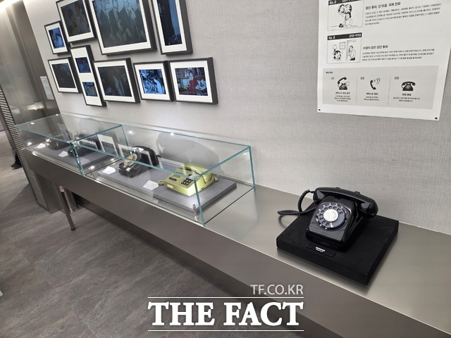 지난 22일 서울 광화문 KT사옥 KT 온마루 전시관 가정용 전화기 코너에 다이얼 전화기 사용법을 체험해볼 수 있는 공간이 마련됐다. /종로=우지수