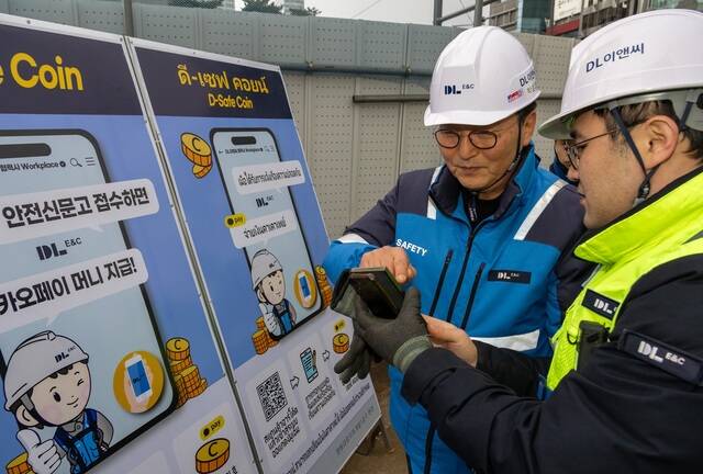 영동대로 지하공간 복합개발 1공구 건설 현장에서 박상신 DL이앤씨 대표(왼쪽)가 QR코드를 통해 작업중지권을 활용하고 있다. /DL이앤씨