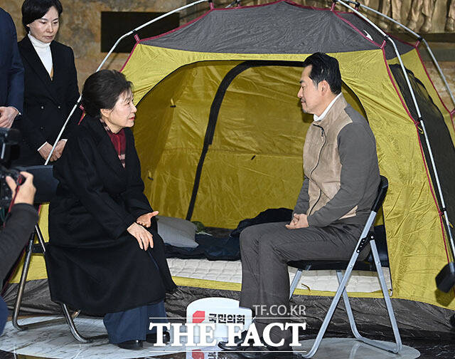 단식 8일째 장 대표 찾은 박근혜 전 대통령.