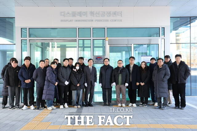 충남테크노파크 디스플레이혁신공정단 KOLAS 공인시험기관 선포 현판식에 참석한 관계자들이 기념 촬영을 하고 있다. /충남테크노파크