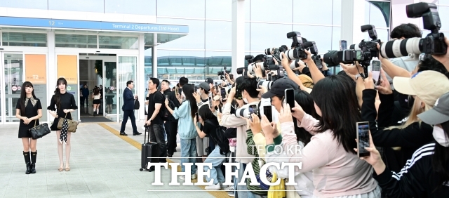 아이브는 데뷔 이후 현재까지 무려 28관왕을 기록중이다. 사진은 지난해 그룹 아이브의 레이와 리즈가 해외 일정 참석을 위해 인천국제공항 출국장으로 이동하던 중 취재진과 팬들에게 포즈를 취하고 있다. /남윤호 기자