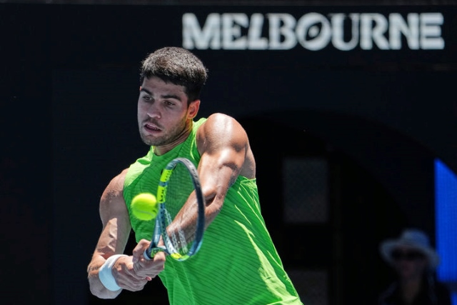 카를로스 알카라스가 지난 21일 호주 멜버른에서 열린 호주오픈 남자 단식 2회전에서 야니크 한프만(102위·독일)과 경기하고 있다. 알카라스는 이번 대회에서 2000년 이후 출생자 중 처음으로 그랜드슬램에 도전한다. /.AP 뉴시스
