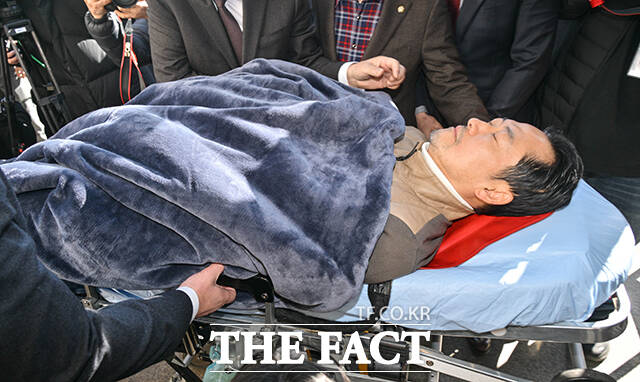 송언석 원내대표가 22일 장동혁 대표의 단식 농성을 두고 쌍특검이 상징하는 이재명 정권의 위선과 거짓, 부도덕을 국민께 고발하는 처절한 투쟁이었다고 강조했다.사진은 22일 국회 본관 앞에서 단식 8일차인 장동혁 국민의힘 대표가 병원으로 이송되고 있는 모습. /배정한 기자