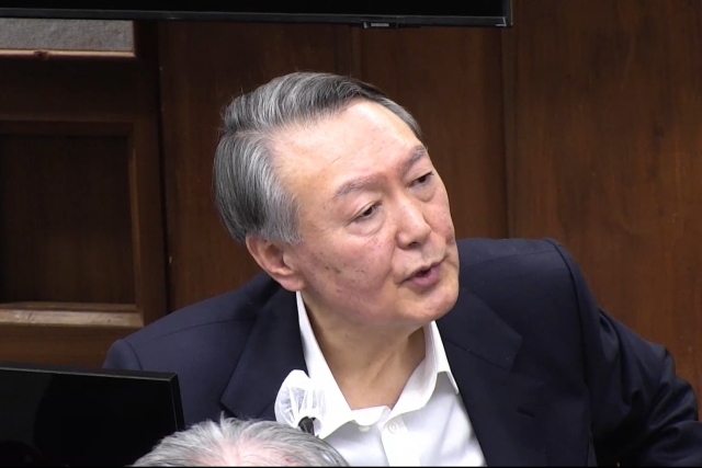 윤석열 전 대통령이 지난 13일 열린 자신의 내란 우두머리 혐의 등 결심 공판에서 최후진술을 하고 있다./서울중앙지법 (26.12.14 자정 넘겨 최후진술 시작)