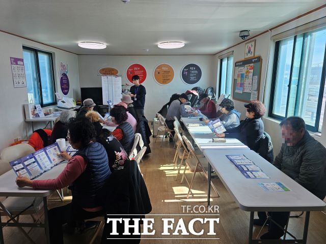 평택시 안중보건지소가 다음 달 12일까지 경로당을 중심으로 질환 예방, 치매 예방, 운동, 영양, 구강 관리 등 분야별 보건교육과 체험형 프로그램을 운영한다. /안중보건지소