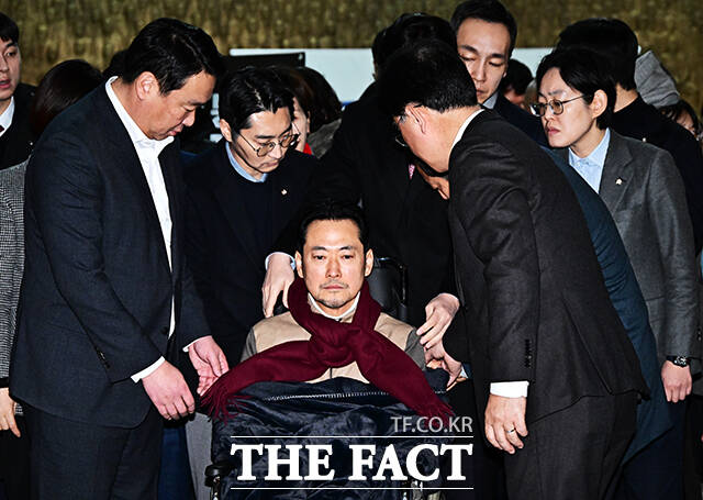 8일째 단식을 이어오던 장동혁 국민의힘 대표가 22일 오전 서울 여의도 국회 로텐더홀에서 단식을 중단한 뒤 병원으로 이동하고 있다. /국회=배정한 기자