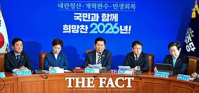 정청래 지도부 내 친이재명(친명)계 최고위원의로 분류되는 이언주·강득구·황명선 의원은 이날 페이스북을 통해 정청래 대표의 합당 제안을 공개 비판했다. 사진은 정 대표가 지난 19일 오전 서울 여의도 국회에서 열린 최고위원회의에서 모두발언을 하는 모습. /남윤호 기자