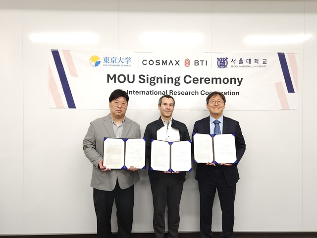 윤석균 코스맥스비티아이 R&I유닛 BI(Bio Innovation)랩장, 오라시오 카브랄 (Horacio Cabral) 도쿄대학교 바이오 엔지니어링학과 교수, 이연 서울대학교 자연과학대학 화학부 교수(왼쪽부터)가 기념촬영을 하고 있다. /코스맥스