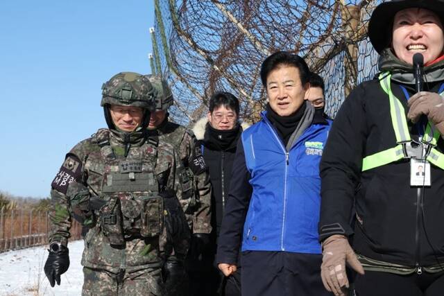 정 장관은 지난해 7월 통일부 장관 후보자 시절에도 대한민국의 영토 주권이 DMZ에 미치지 않는다는 것은 있을 수 없는 일이라며 법률과 정전협정의 조화로운 조정을 통해서 무난히 잘 해결될 것이라고 밝힌 바 있다. 사진은 정 장관이 지난 21일 고성 DMZ 평화의 길 고성A 코스를 찾은 모습. /통일부
