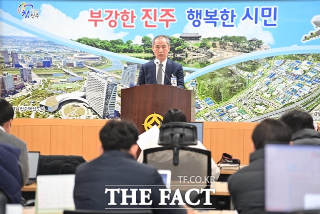 김성일 우주항공경제국장이 한국항공우주산업(KAI) 회전익 비행센터의 운영 1주년 성과 기자회견을 하고 있다. /진주시