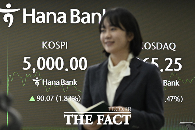 이재명 대통령이 코스피가 장중 사상 처음으로 5000을 돌파한 22일 민주당 코스피5000 특별위원회 위원들을 청와대로 초청해 비공개 오찬을 가졌다. /송호영 기자