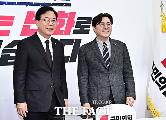 송언석 국민의힘 원내대표가 22일 오후 서울 여의도 국회에서 홍익표 청와대 정무수석을 접견하며 기념사진 촬영을 하고 있다. /국회=배정한 기자