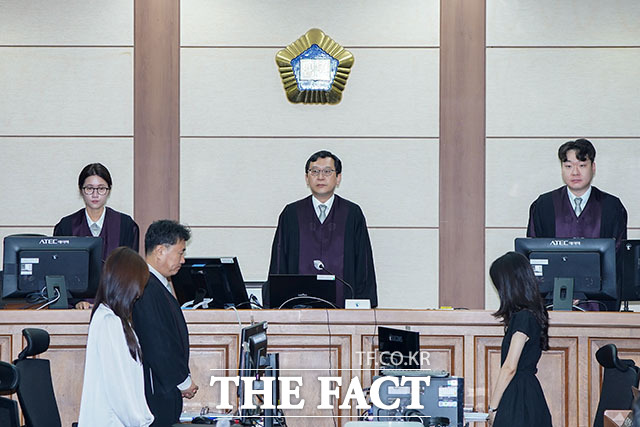 한덕수 전 국무총리의 ‘내란 우두머리 방조 혐의’ 첫 공판이 열린 30일 서울 서초구 서울중앙지법 대법정에 이진관 부장판사가 들어서고 있다. 2025.09.30 사진공동취재단