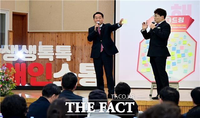 유정복 인천시장이 생생톡톡 애인(愛仁)소통을 통해 인천시 정책에 대해 설명하고 있다. /인천시