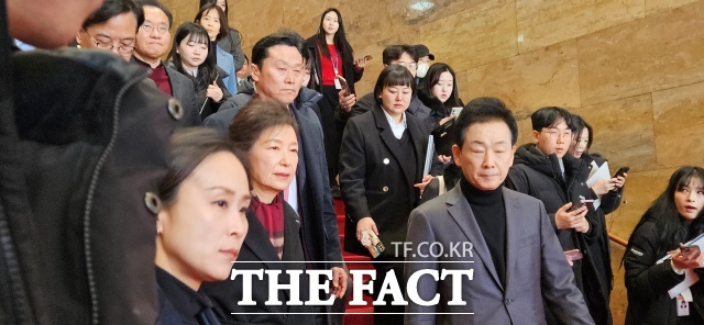 박근혜 전 대통령이 22일 장동혁 대표 단식 농성장을 방문한 후 이동하는 모습. /서다빈 기자