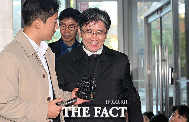 송창진 전 고위공직자범죄수사처 부장검사의 국회 위증 혐의 수사를 지연시킨 혐의로 재판에 넘겨진 오동운 공수처장이 혐의를 부인하고 무죄를 주장했다. 오 처장이 지난해 11월 서울 서초구 한샘빌딩에 마련된 순직 해병 특검 사무실에 피의자 신분으로 출석하고 있다. /박헌우 기자