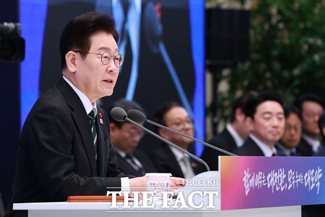 이재명 대통령이 21일 청와대에서 열린 신년 기자회견에서 ‘한반도 비핵화’와 관련한 질의에 현실을 인정하자. 그렇다고 이상을 포기하진 말자고 말했다. 사진은 신년 기자회견 장면./뉴시스