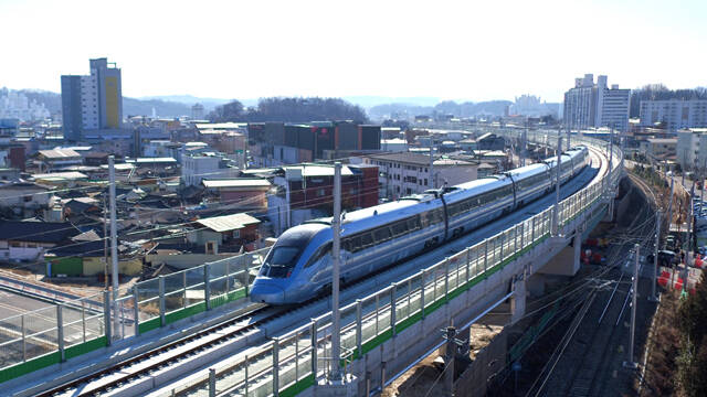 KTX 가 영주시가지를 지나고 있다. /영주시