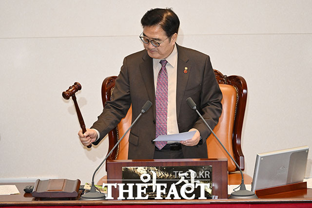 우원식 국회의장이 16일 오후 서울 여의도 국회에서 열린 제431회 국회(임시회) 제1차 본회의에서 윤석열·김건희에 의한 내란·외환 및 국정농단 행위의 진상규명을 위한 특별검사 임명 등에 관한 법률안(2차 종합 특검법) 가결을 알리며 의사봉을 두드리고 있다. /국회=남용희 기자