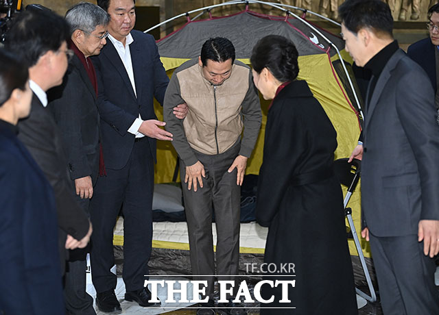 장동혁 국민의힘 대표가 단식 8일차인 22일 박근혜 전 대통령의 권유로 단식 중단을 선언했다. /남용희 기자