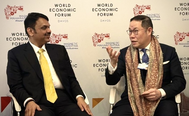 조현상 HS효성 부회장(오른쪽)이 다보스포럼에 참석한 데벤드라 파드나비스 인도 마하라슈트라 주총리를 만나 인도 투자 계획을 논의하고 있다. /HS효성