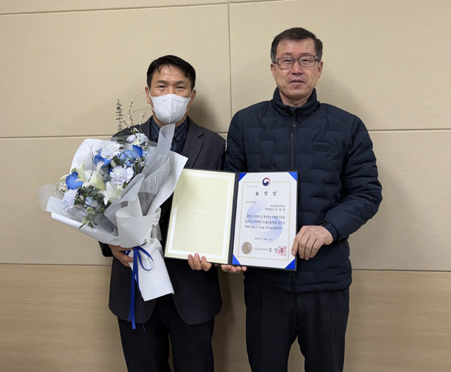 배정한 국립경국대 취업지원관(왼쪽)이 청년 고용 활성화 유공자로 선정돼 고용노동부 장관 표창을 수상했다. /국립경국대