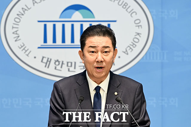김병기 무소속 의원의 공천헌금 수수 과정에 관여하고, 동작구의원의 업무추진비 법인카드를 사적으로 유용한 의혹을 받는 김 의원 배우자 이모 씨가 22일 경찰에 출석했다. /남윤호 기자