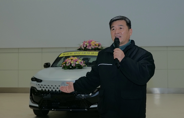 21일 르노코리아 부산공장에서 개최한 르노 필랑트 1호차 생산 기념 행사에서 김기석 제조본부장이 기념사를 하고 있다. /르노코리아