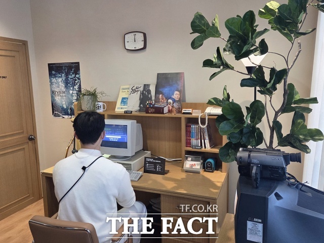 지난 22일 서울 광화문 KT사옥 KT 온마루 전시관에 1990년대 컴퓨터와 하이텔 단말기, 소설 퇴마록 등으로 꾸며진 방문객의 향수를 불러일으키는 방이 연출됐다. /종로=우지수