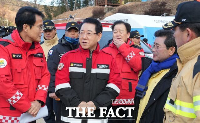 김영록 전남도지사가 광양 옥곡 산불 현장을 찾아 현장을 지휘하고 있다. /전남도