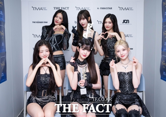 4세대 대표 걸그룹 아이브가 오는 2월 말, 정규 앨범을 발매하며 가요계에 화려하게 돌아온다. 사진은 지난해 마카오 아웃도어 퍼포먼스 베뉴에서 열린 2025 더팩트 뮤직 어워즈에서 포즈를 취하고 있다. /마카오=박헌우 기자