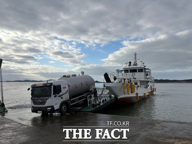 보령시의 도서지역 연료운반선 보령동백호에 LPG 운반차량을 선적하고 있다. /보령시