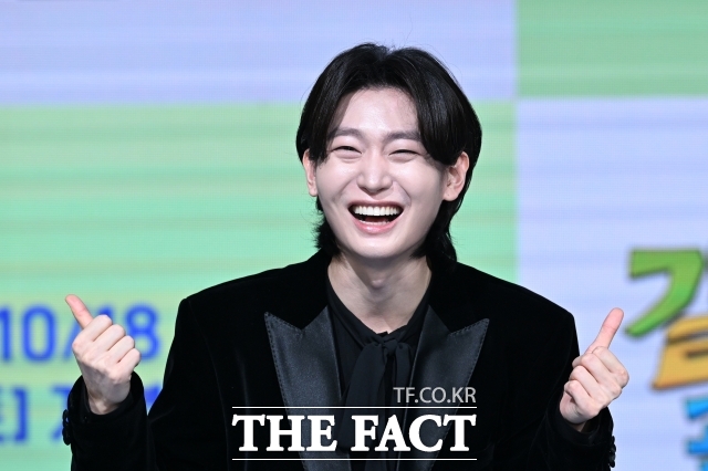 트롯 오디션 출신 가수 김용빈이 2026년 1월 라이징 가수 브랜드평판 분석에서 당당히 전체 1위에 올랐다. 글로벌 아이돌 그룹들을 제치고 새로운 대세가수로 우뚝섰다. /서예원 기자