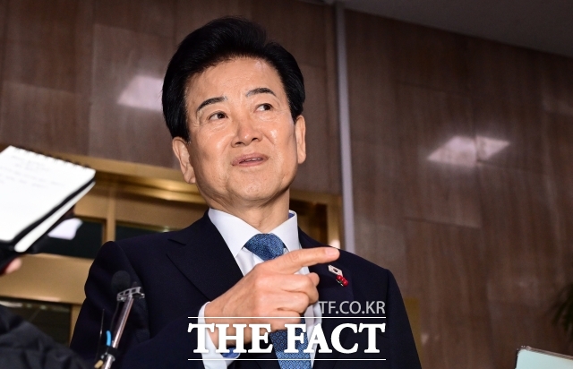 정동영 통일부 장관이 비무장지대(DMZ) 평화의 길 재개방 의지를 거듭 밝힌 가운데 유엔군사령부가 반대 의사를 드러내며 이견이 지속되고 있다. 통일부는 군사적 성격의 정전협정이 DMZ의 평화적 이용까지 제한하는 건 아니라는 입장으로 유엔사와 협의하겠다고 밝혔다. /임영무 기자