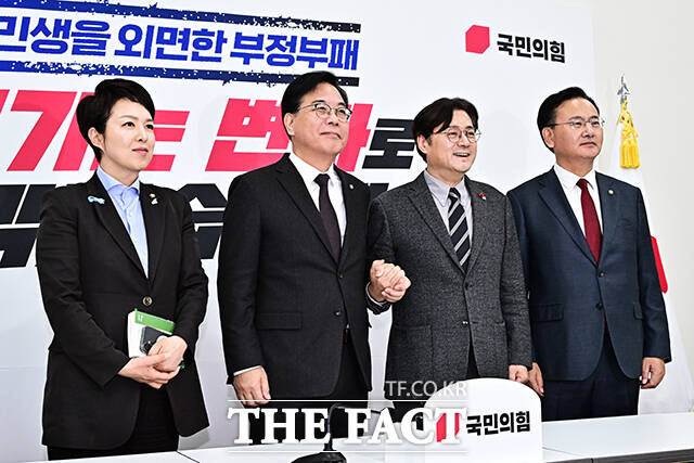 송언석 국민의힘 원내대표가 22일 오후 서울 여의도 국회에서 홍익표 청와대 정무수석을 접견하며 기념사진 촬영을 하고 있다. 왼쪽부터 김은혜 국민의힘 원내정책수석부대표, 송 원내대표, 홍 정무수석, 유상범 국민의힘 원내운영수석부대표. /국회=배정한 기자