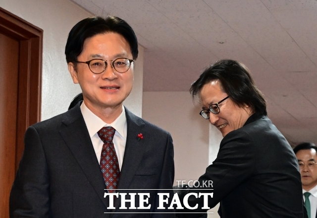 김 장관은 22일 전북을 방문해 지역 기업과 청년근로자, 혁신기관 관계자들과 연이어 간담회를 열었다. 사진은 지난 13일 오전 서울 종로구 정부서울청사에서 열린 국무회의에 참석한 김 장관. / 더팩트 DB