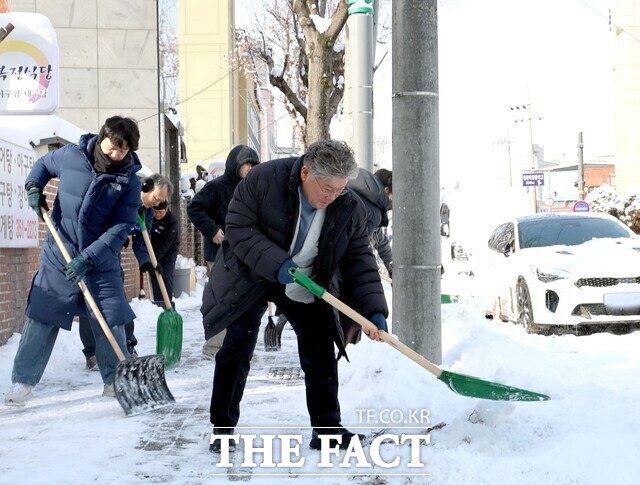 장세일 영광군수가 제설작업에 참여하고 있다. /영광군