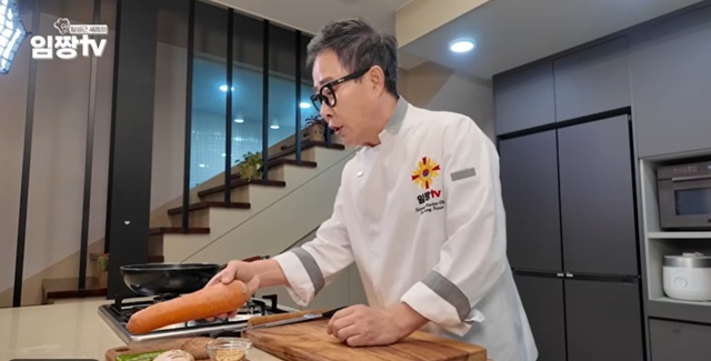 요리 예능은 단순한 오락을 넘어 전문직 셀러브리티를 만들어내는 플랫폼이다. 그만큼 출연자의 공적 책임과 도덕성은 콘텐츠 신뢰도와 직결된다. 이번 사태는 특정 인물의 문제가 아니라, 스타를 빠르게 소비하고 검증은 최소화하는 방송 산업 전반의 구조적 문제를 드러냈다. /임짱TV