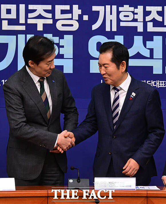 조국 조국혁신당 대표가 22일 더불어민주당의 합당 제안에 대해 최선의 길이 무엇인지 국민과 당원의 목소리를 경청하겠다며 의원총회와 당무위원회의 조속한 개최를 지시했다고 밝혔다. /남윤호 기자