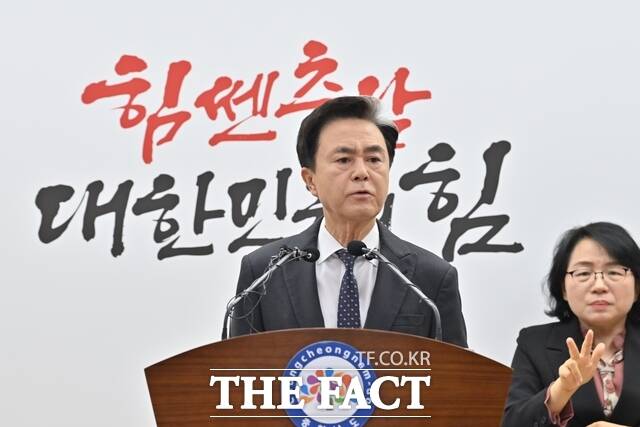 김태흠 충남도지사가 16일 오전 충남도청 프레스센터에서 정부의 광역지방정부 행정통합 인센티브안과 관련해 입장을 밝히고 있다. /충남도