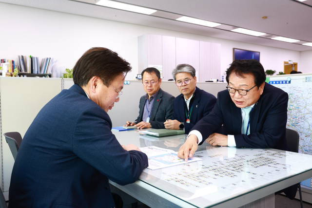 손병복 울진군수 가 국토교통부를 방문해 이우제 도로국장에게 남북10축 고속도로의 울진 구간의 필요성을 설명하고 있다. /울진군