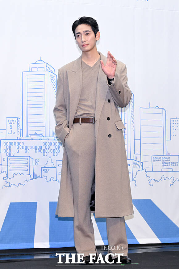 배우 윤박이 아들을 품에 안았다. /서예원 기자