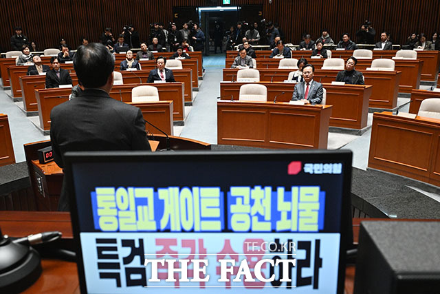 국민의힘이 22일 장동혁 대표의 단식 종료를 기점으로 당내 내홍을 마무리 짓기로 했다. 사진은 송언석 국민의힘 원내대표가 이날 오후 서울 여의도 국회에서 열린 의원총회에서 발언을 하고 있는 모습. /남용희 기자