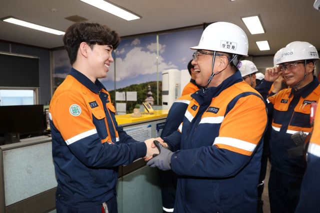 포스코그룹은 지난해 8월부터 가동하고 있는 그룹안전특별진단TF팀을 최근 안전혁신TF팀으로 명칭을 변경하고 활동 기간을 올해 12월까지 연장하기로 했다. 장인화 회장이 지난 2일 포스코 포항제철소 현장을 방문해 직원을 격려하는 모습. /포스코그룹
