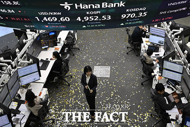 코스피가 역대 최고 종가인 4952.53를 기록하며 마감한 22일 오후 서울 중구 하나은행 본점 딜링룸에 지수가 표시되고 있다. /송호영 기자