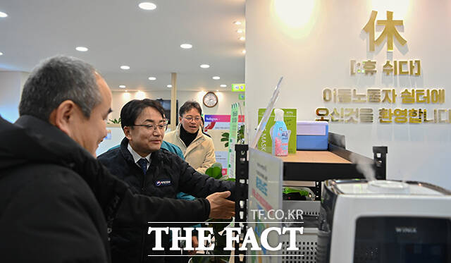 김광용 행정안전부 재난안전관리본부장(왼쪽 두 번째)이 23일 충남 천안시 이동노동자 쉼터를 방문해 운영 및 관리 실태를 점검하고 있다. /행정안전부