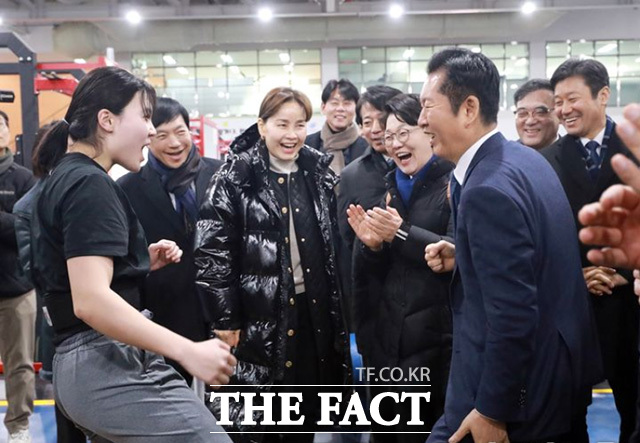 유승민 대한체육회장(왼쪽)과 대화를 나누고 있는 정청래 대표.