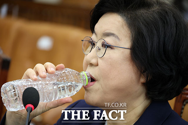 '보좌진 갑질 의혹' 이혜훈 청문회장에 등장한 '야!!!!!' 피켓