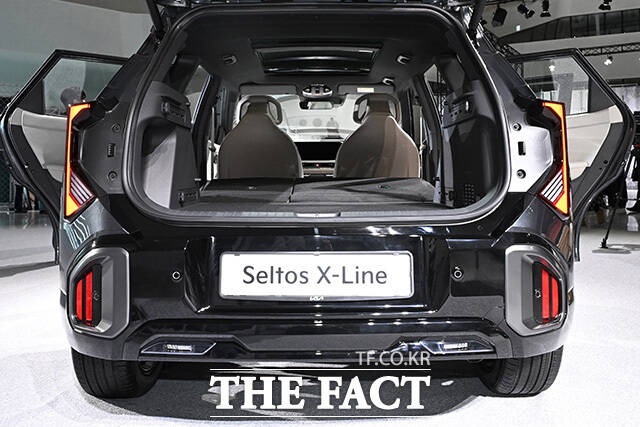기아가 23일 오전 서울 중구 동대문디자인플라자 아트홀 1관에서 개최한 디 올 뉴 셀토스 미디어 데이에서 디 올 뉴 셀토스 차량의 내부가 공개되고 있다. /송호영 기자